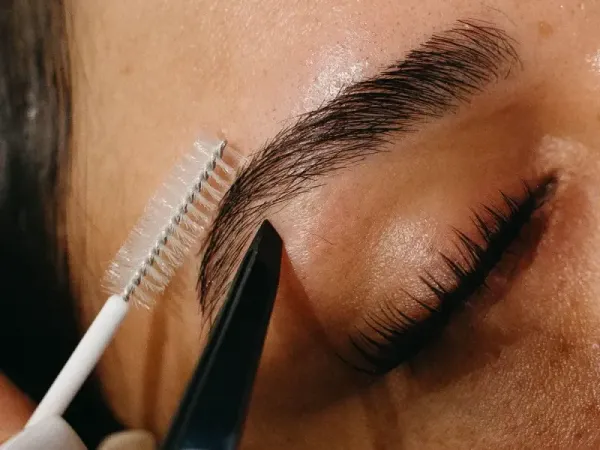 Resultado de Diseño y Laminado de Cejas antes y después en Saga Beauty Bar