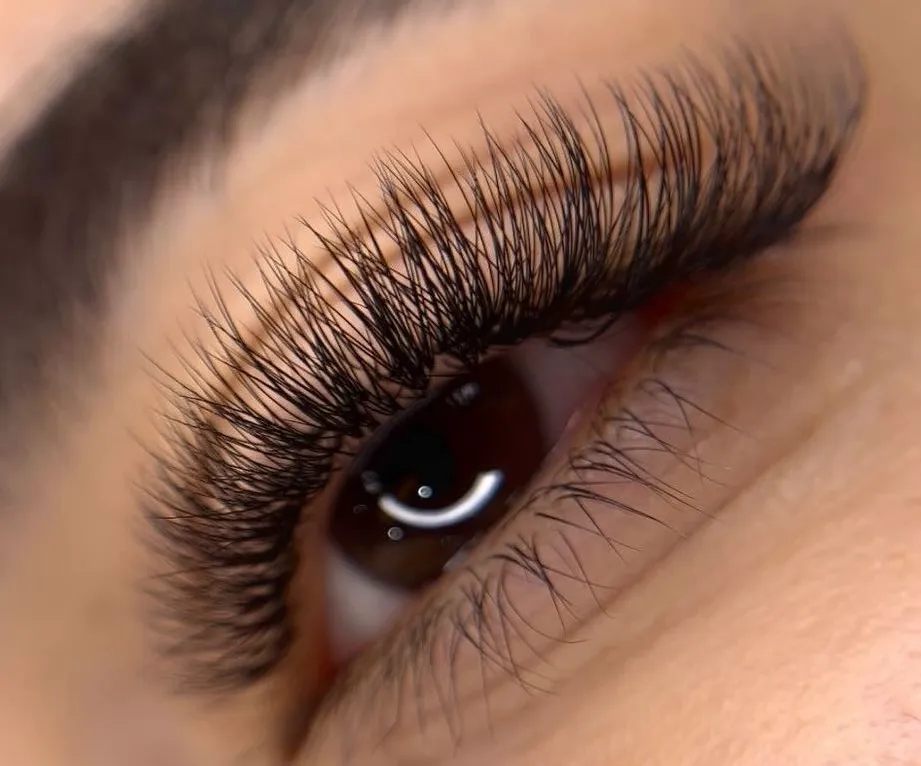 Pestañas Híbridas en Apodaca: El equilibrio entre natural y volumen