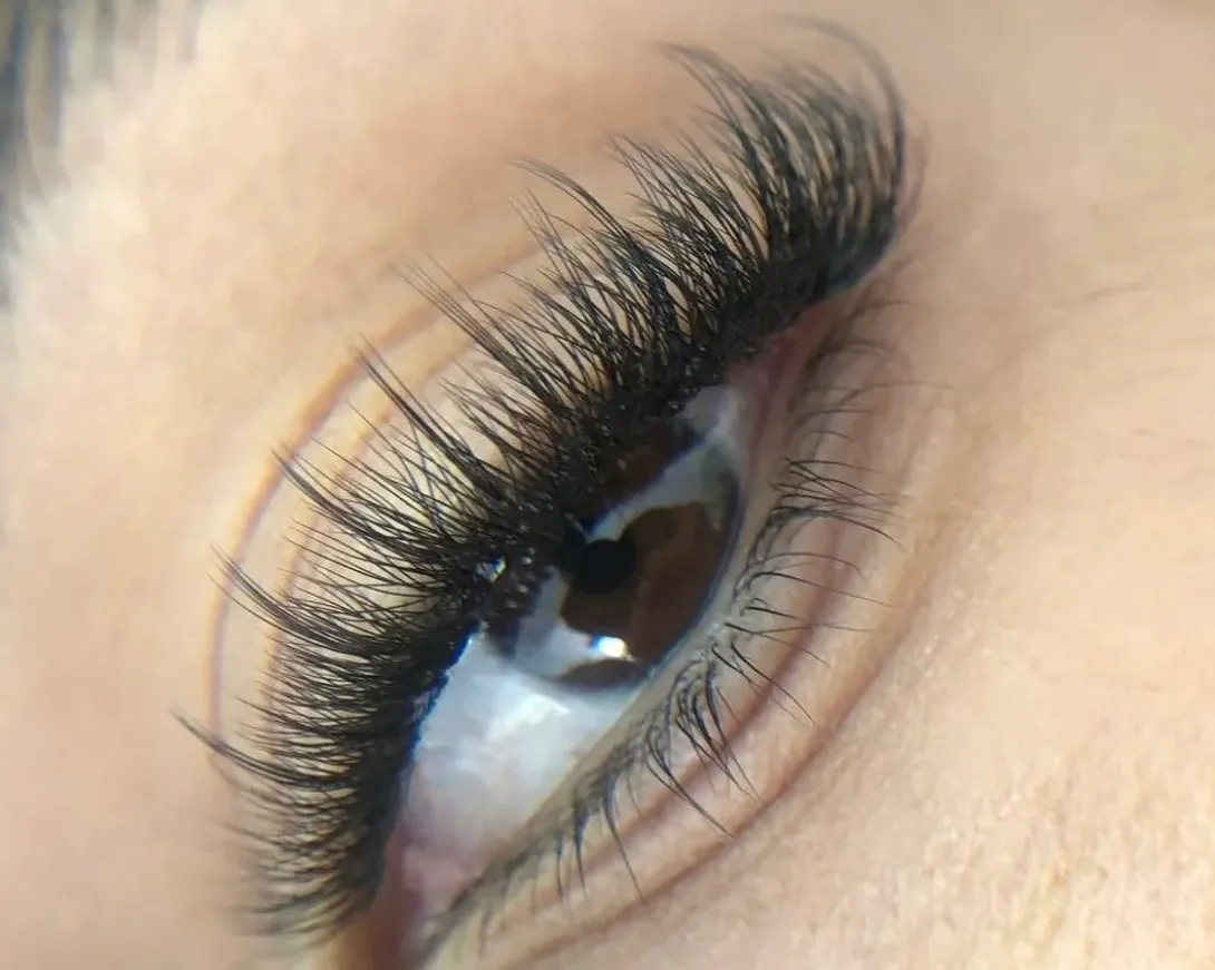 Guía de Belleza para Festivales en Monterrey: Pestañas y Cejas a Prueba de Sol